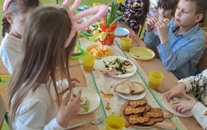 Śniadanie wielkanocne i spotkanie z Zajączkiem (6)