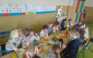 Śniadanie wielkanocne i spotkanie z Zajączkiem (8)