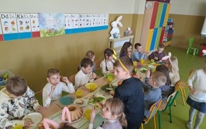 Śniadanie wielkanocne i spotkanie z Zajączkiem (9)