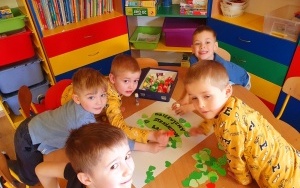 Misie malują laurkę dla Strażników Lasów (3)