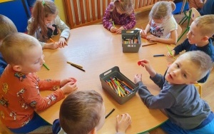 Misie malują laurkę dla Strażników Lasów (2)