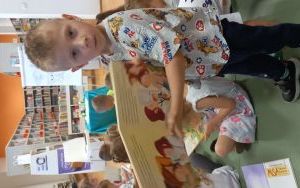 W bibliotece (9)