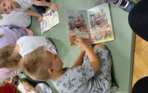 W bibliotece (10)