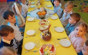 Wielkanocne śniadanie i spotkanie z Zajączkiem - grupa Jeżyki (4)